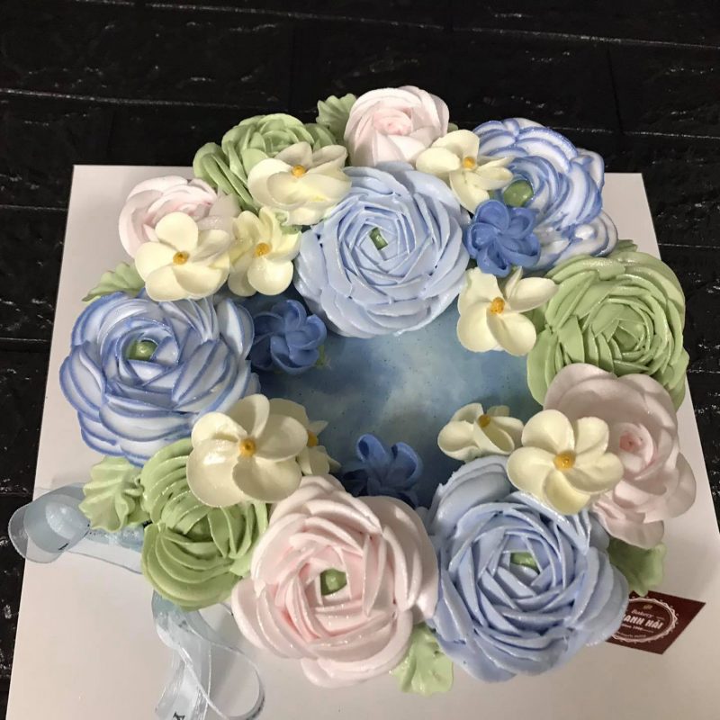 Trang trí bánh sinh nhật với hoa